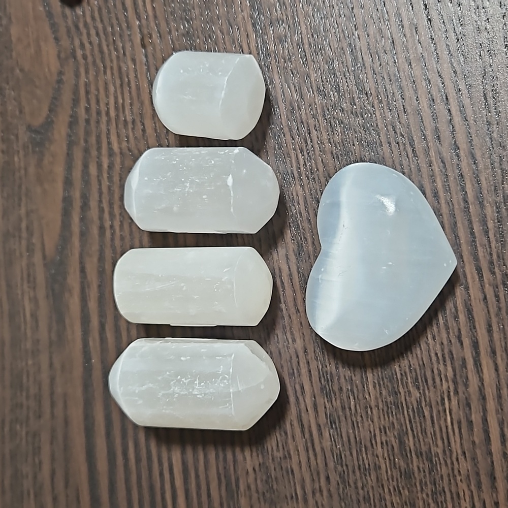 White pyramid selenite